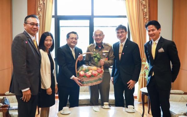 22.07.63 เข้าเยี่ยมคารวะและขอคำชี้แนะจากศาสตราจารย์เกียรติคุณนายแพทย์เกษม วัฒนชัย