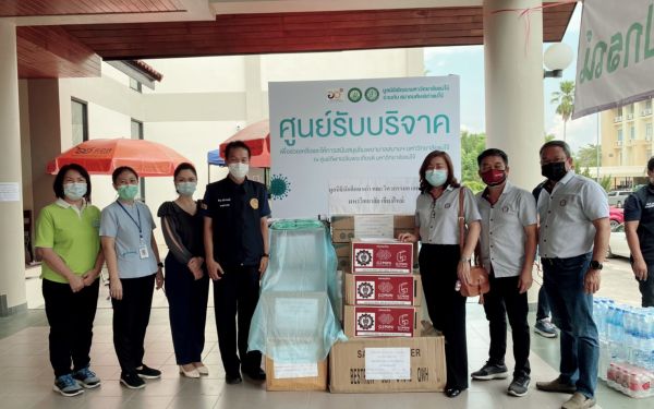 20.04.64 ตัวแทนมูลนิธิฯส่งมอบอุปกรณ์ทางการแพทย์ที่จำเป็นให้ โรงพยาบาลและ รพ.สนาม รวม 5 แห่ง