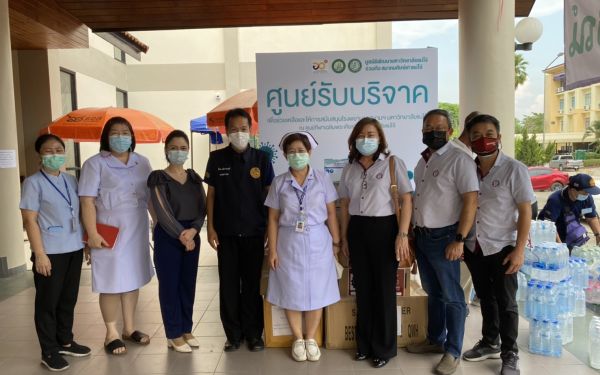 20.04.64 ตัวแทนมูลนิธิฯส่งมอบอุปกรณ์ทางการแพทย์ที่จำเป็นให้ โรงพยาบาลและ รพ.สนาม รวม 5 แห่ง