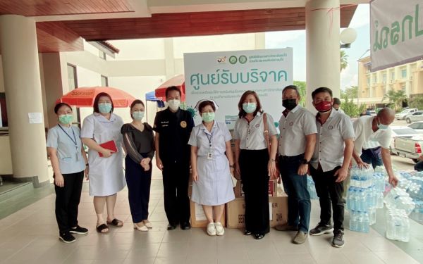 20.04.64 ตัวแทนมูลนิธิฯส่งมอบอุปกรณ์ทางการแพทย์ที่จำเป็นให้ โรงพยาบาลและ รพ.สนาม รวม 5 แห่ง