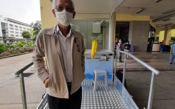 11.05.64 มูลนิธิ​นักศึกษาเก่า คณะวิศวกรรมศาสตร์​ มช.ส่งมอบ positive pressure mobile clinic ให้กับคณะเทคนิคการแพทย์มหิดล