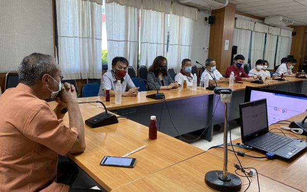 28.05.64 สมาคม/มูลนิธิ และคณะวิศวกรรมศาสตร์ มช. เข้าร่วมประชุมและมอบหุ่นยนต์พร้อมหน้า N95 ณ รพ.จอมทอง