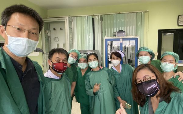 28.05.64 สมาคม/มูลนิธิ และคณะวิศวกรรมศาสตร์ มช. เข้าร่วมประชุมและมอบหุ่นยนต์พร้อมหน้า N95 ณ รพ.จอมทอง