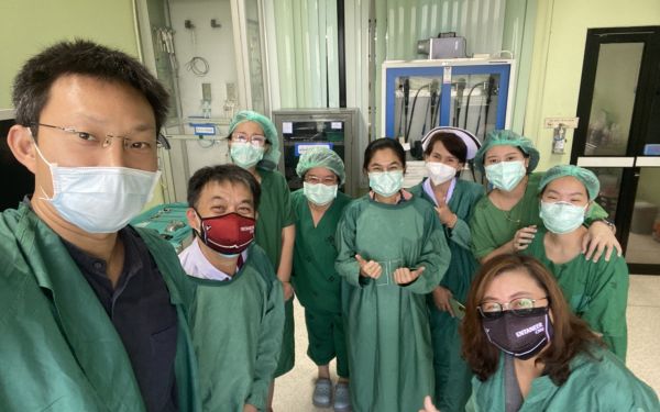 28.05.64 สมาคม/มูลนิธิ และคณะวิศวกรรมศาสตร์ มช. เข้าร่วมประชุมและมอบหุ่นยนต์พร้อมหน้า N95 ณ รพ.จอมทอง