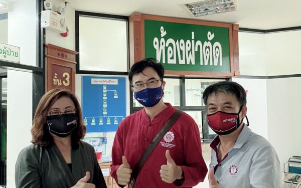 28.05.64 สมาคม/มูลนิธิ และคณะวิศวกรรมศาสตร์ มช. เข้าร่วมประชุมและมอบหุ่นยนต์พร้อมหน้า N95 ณ รพ.จอมทอง