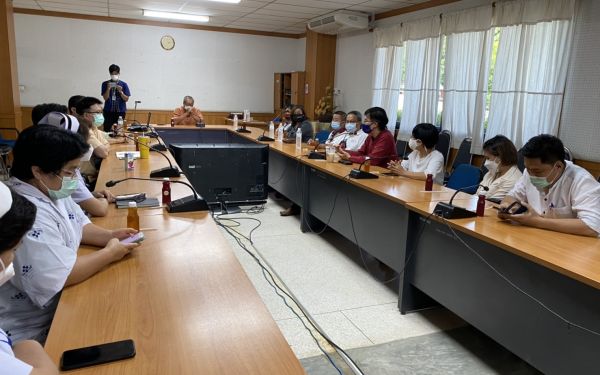 28.05.64 สมาคม/มูลนิธิ และคณะวิศวกรรมศาสตร์ มช. เข้าร่วมประชุมและมอบหุ่นยนต์พร้อมหน้า N95 ณ รพ.จอมทอง