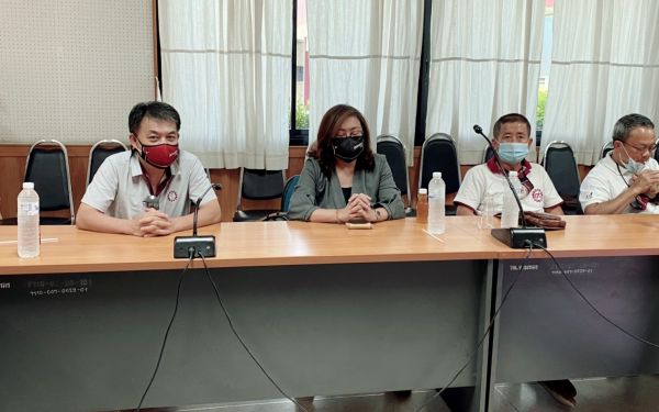 28.05.64 สมาคม/มูลนิธิ และคณะวิศวกรรมศาสตร์ มช. เข้าร่วมประชุมและมอบหุ่นยนต์พร้อมหน้า N95 ณ รพ.จอมทอง