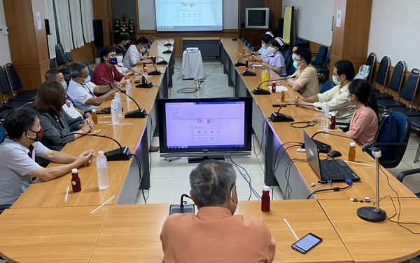 28.05.64 สมาคม/มูลนิธิ และคณะวิศวกรรมศาสตร์ มช. เข้าร่วมประชุมและมอบหุ่นยนต์พร้อมหน้า N95 ณ รพ.จอมทอง