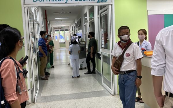 28.05.64 สมาคม/มูลนิธิ และคณะวิศวกรรมศาสตร์ มช. เข้าร่วมประชุมและมอบหุ่นยนต์พร้อมหน้า N95 ณ รพ.จอมทอง