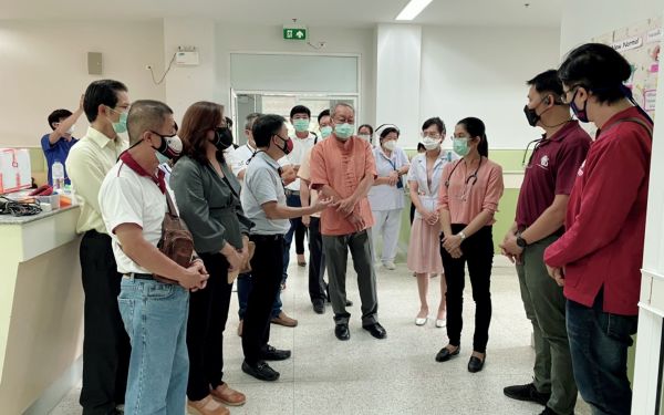 28.05.64 สมาคม/มูลนิธิ และคณะวิศวกรรมศาสตร์ มช. เข้าร่วมประชุมและมอบหุ่นยนต์พร้อมหน้า N95 ณ รพ.จอมทอง