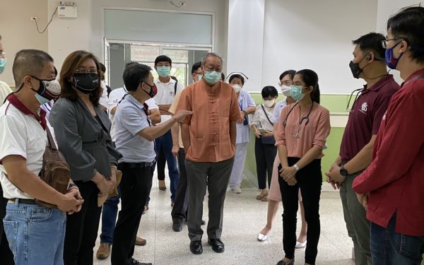 28.05.64 สมาคม/มูลนิธิ และคณะวิศวกรรมศาสตร์ มช. เข้าร่วมประชุมและมอบหุ่นยนต์พร้อมหน้า N95 ณ รพ.จอมทอง