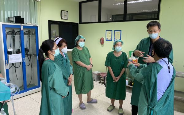 28.05.64 สมาคม/มูลนิธิ และคณะวิศวกรรมศาสตร์ มช. เข้าร่วมประชุมและมอบหุ่นยนต์พร้อมหน้า N95 ณ รพ.จอมทอง