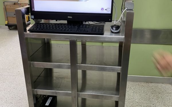 28.05.64 สมาคม/มูลนิธิ และคณะวิศวกรรมศาสตร์ มช. เข้าร่วมประชุมและมอบหุ่นยนต์พร้อมหน้า N95 ณ รพ.จอมทอง