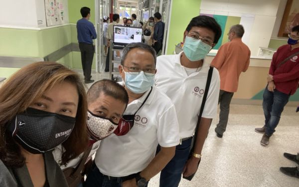 28.05.64 สมาคม/มูลนิธิ และคณะวิศวกรรมศาสตร์ มช. เข้าร่วมประชุมและมอบหุ่นยนต์พร้อมหน้า N95 ณ รพ.จอมทอง