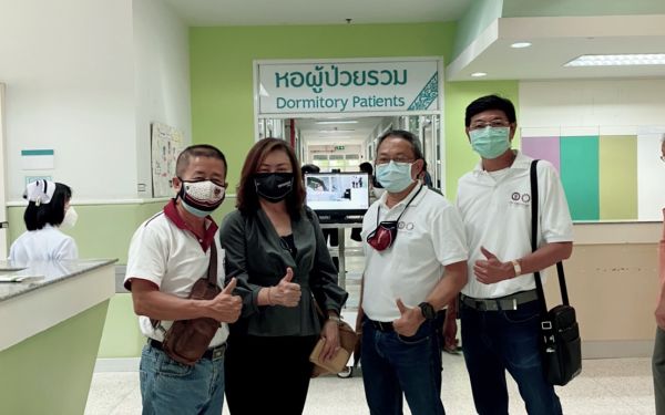 28.05.64 สมาคม/มูลนิธิ และคณะวิศวกรรมศาสตร์ มช. เข้าร่วมประชุมและมอบหุ่นยนต์พร้อมหน้า N95 ณ รพ.จอมทอง