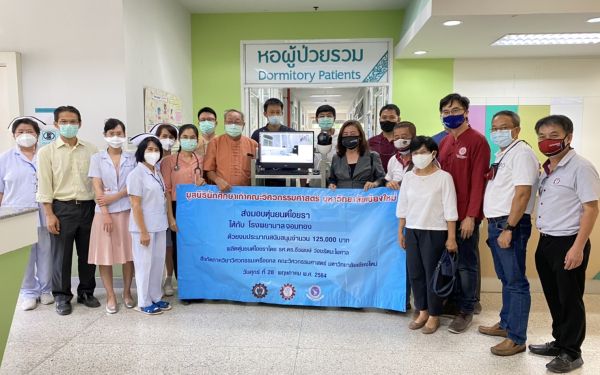 28.05.64 สมาคม/มูลนิธิ และคณะวิศวกรรมศาสตร์ มช. เข้าร่วมประชุมและมอบหุ่นยนต์พร้อมหน้า N95 ณ รพ.จอมทอง