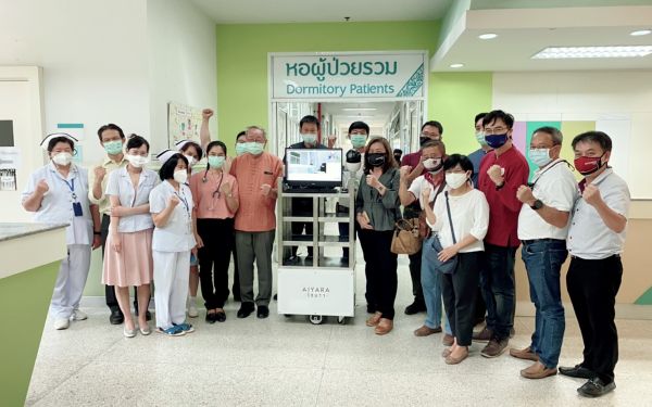 28.05.64 สมาคม/มูลนิธิ และคณะวิศวกรรมศาสตร์ มช. เข้าร่วมประชุมและมอบหุ่นยนต์พร้อมหน้า N95 ณ รพ.จอมทอง