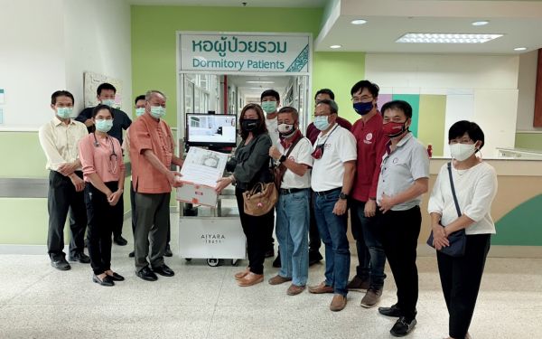 28.05.64 สมาคม/มูลนิธิ และคณะวิศวกรรมศาสตร์ มช. เข้าร่วมประชุมและมอบหุ่นยนต์พร้อมหน้า N95 ณ รพ.จอมทอง