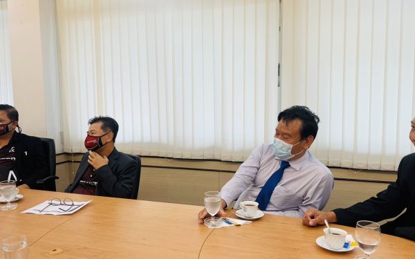 11.10.64 แสดงความยินดีกับ รศ.ดร.พาสิทธิ์ หล่อธีรพงศ์ รุ่น 13