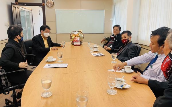 11.10.64 แสดงความยินดีกับ รศ.ดร.พาสิทธิ์ หล่อธีรพงศ์ รุ่น 13