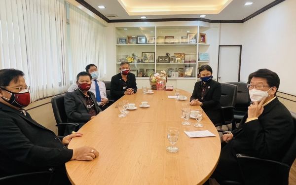 11.10.64 แสดงความยินดีกับ รศ.ดร.พาสิทธิ์ หล่อธีรพงศ์ รุ่น 13