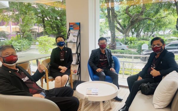 11.10.64 แสดงความยินดีกับ รศ.ดร.พาสิทธิ์ หล่อธีรพงศ์ รุ่น 13